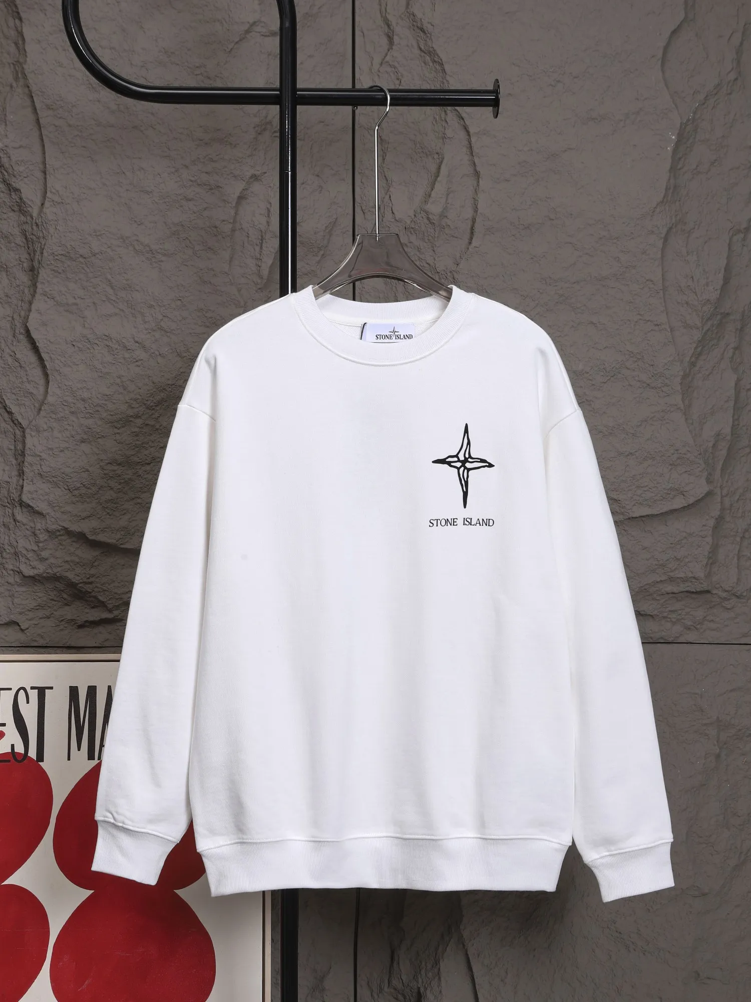 🅿️270 High-quality Stone Island round-neck sweatshirt, model number B04 *Made of 450 custom-woven and dyed high-gram weight tripe pure cotton sweatshirt fabric. The fabric feels thick and has a certain sense of self-weight. The bottom has a dense and rough terry texture. It is close to the skin and has excellent warmth retention. You will not feel any discomfort at all! *The color of the stone island pattern on the front chest is clear, and a special stone island is added on the back panel. The pattern lines are smooth and smooth and will not fall off or deform when washed. *This design is based on classics and simply and clearly shows the brand's high luxury. Same style for men and women 𝐂𝐎𝐋𝐎𝐔𝐑: black, white 𝐒𝐈𝐙𝐄: S- xl
